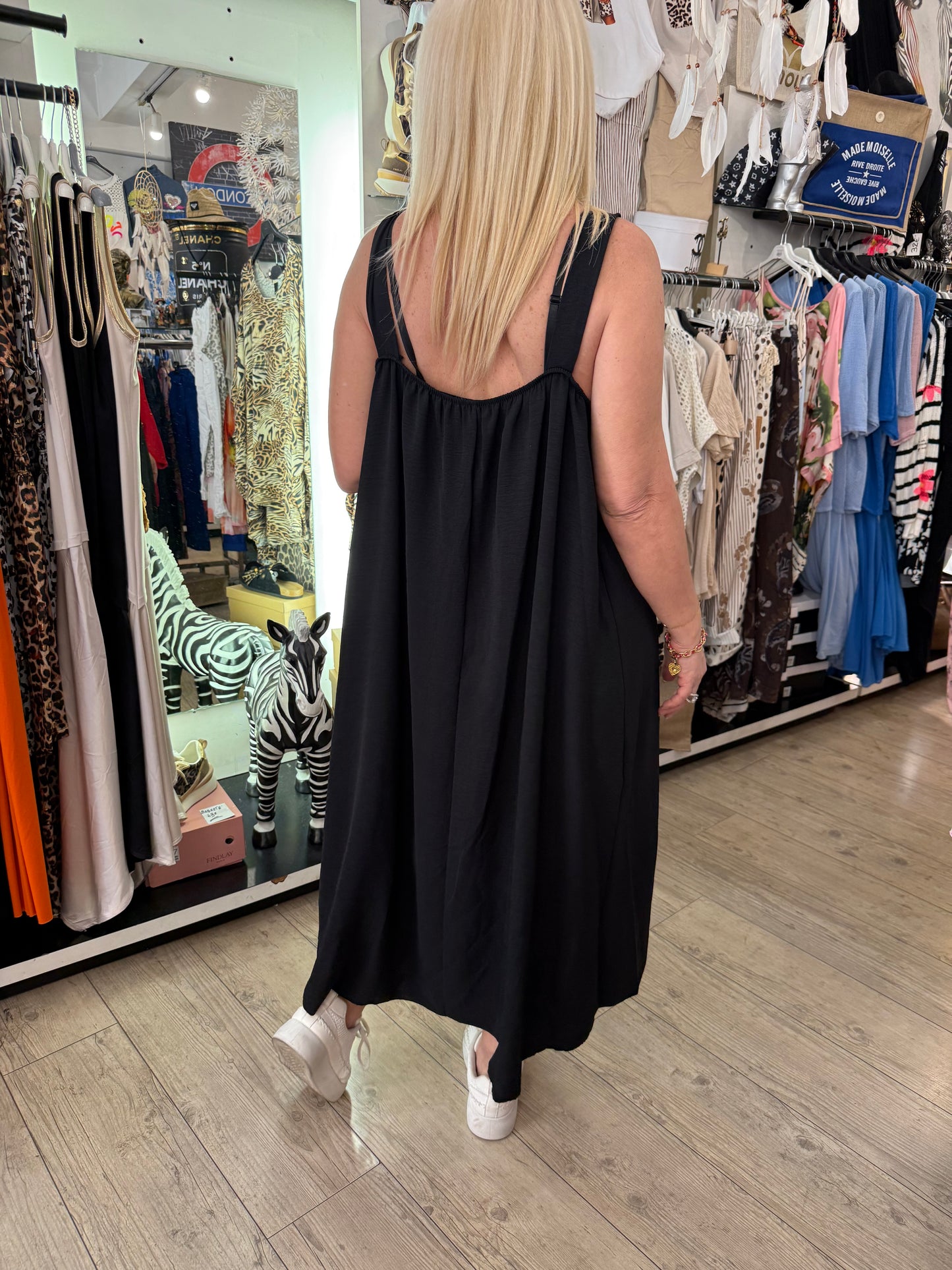 Robe noire bijoux