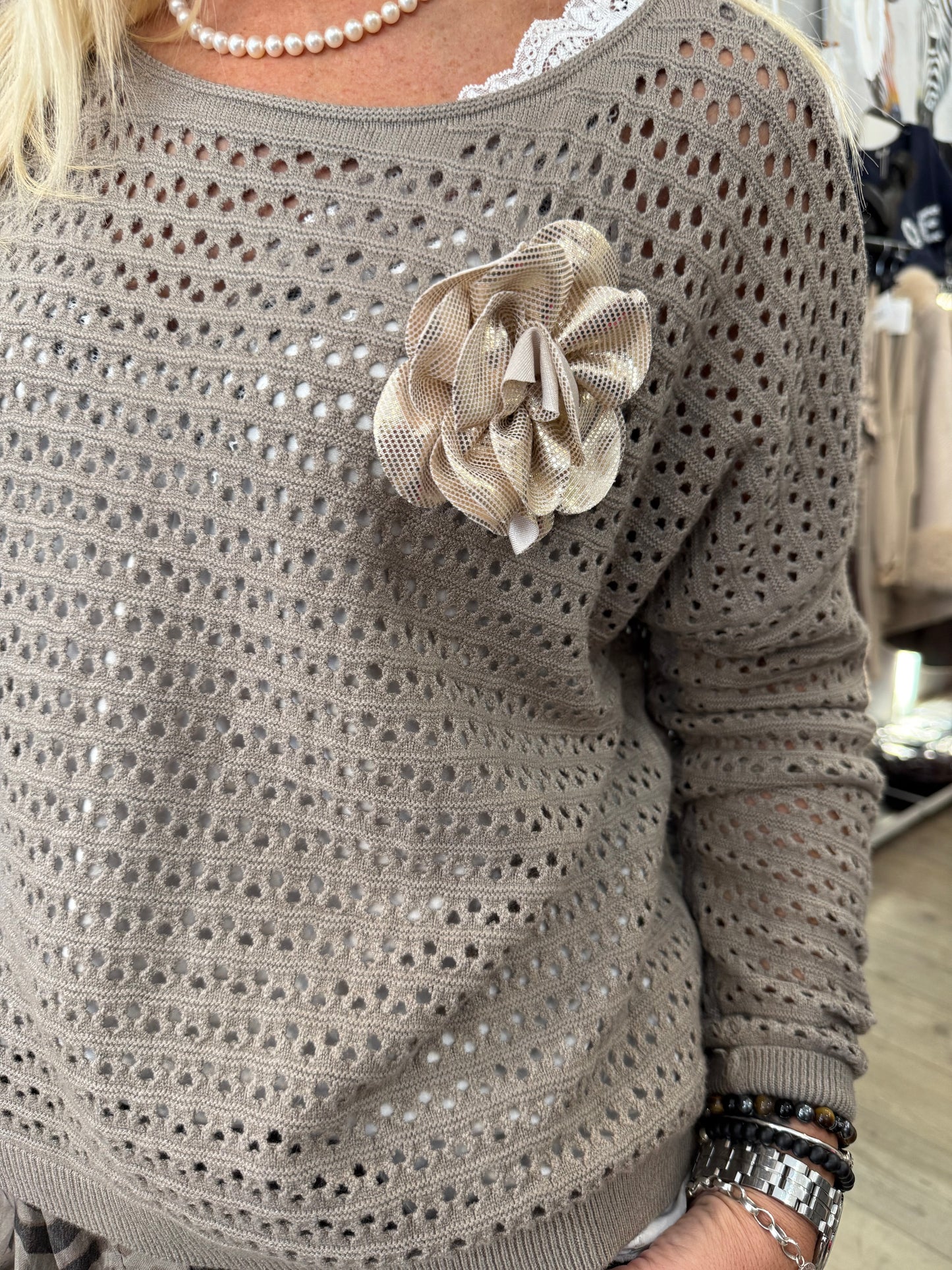 Pull flowers taupe