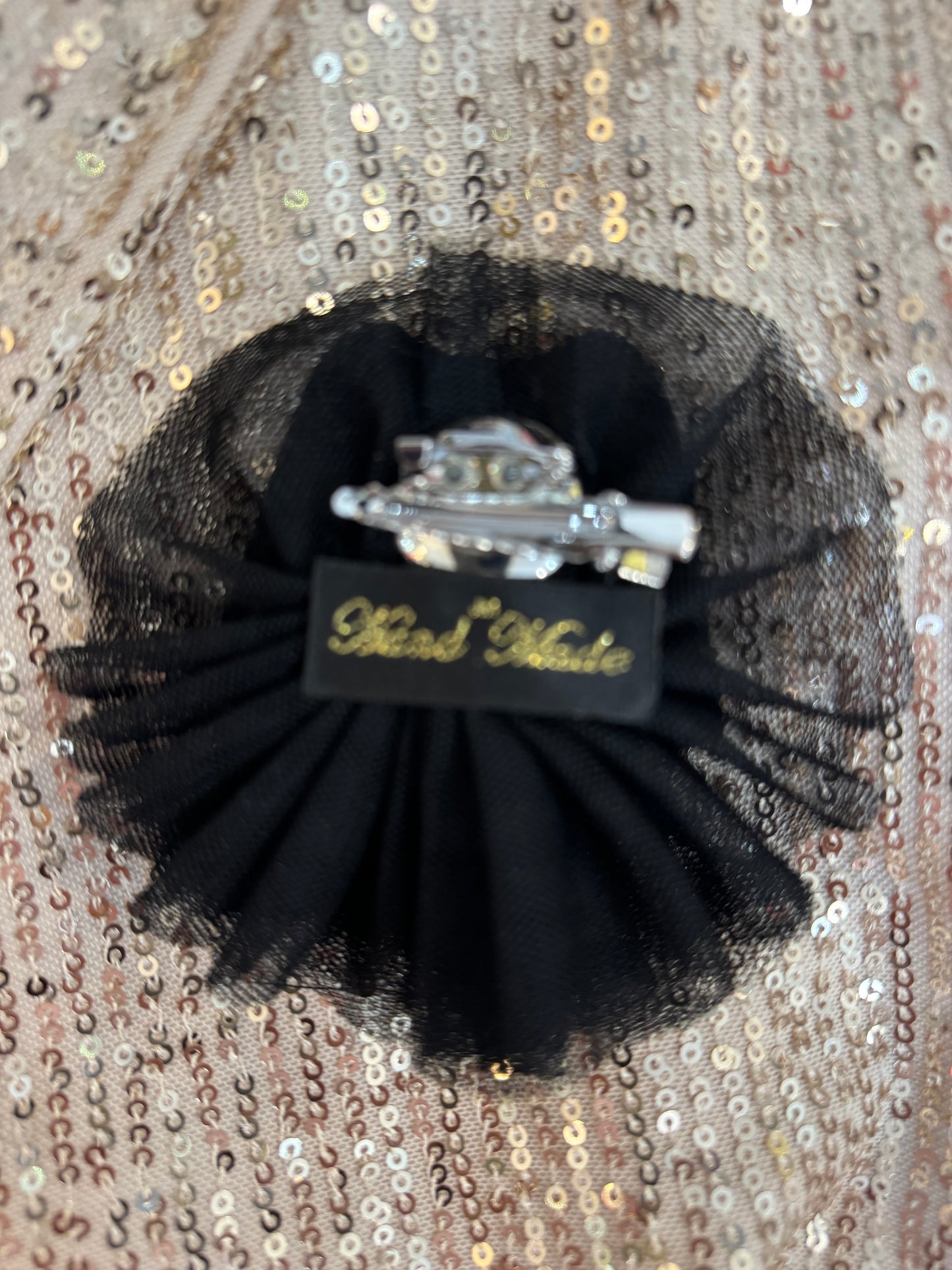 Broche noire tulle
