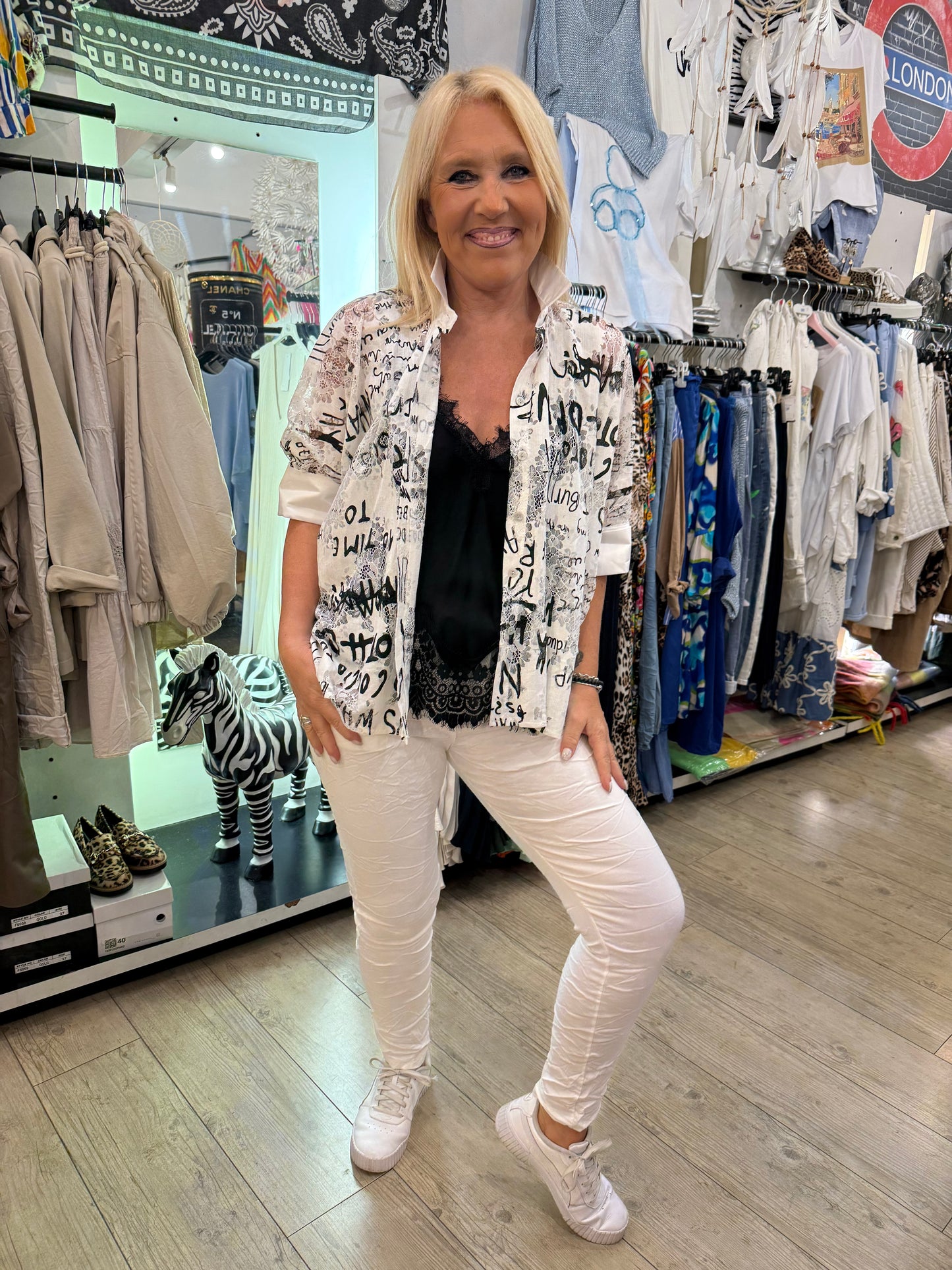 Chemise noire blanche brodée