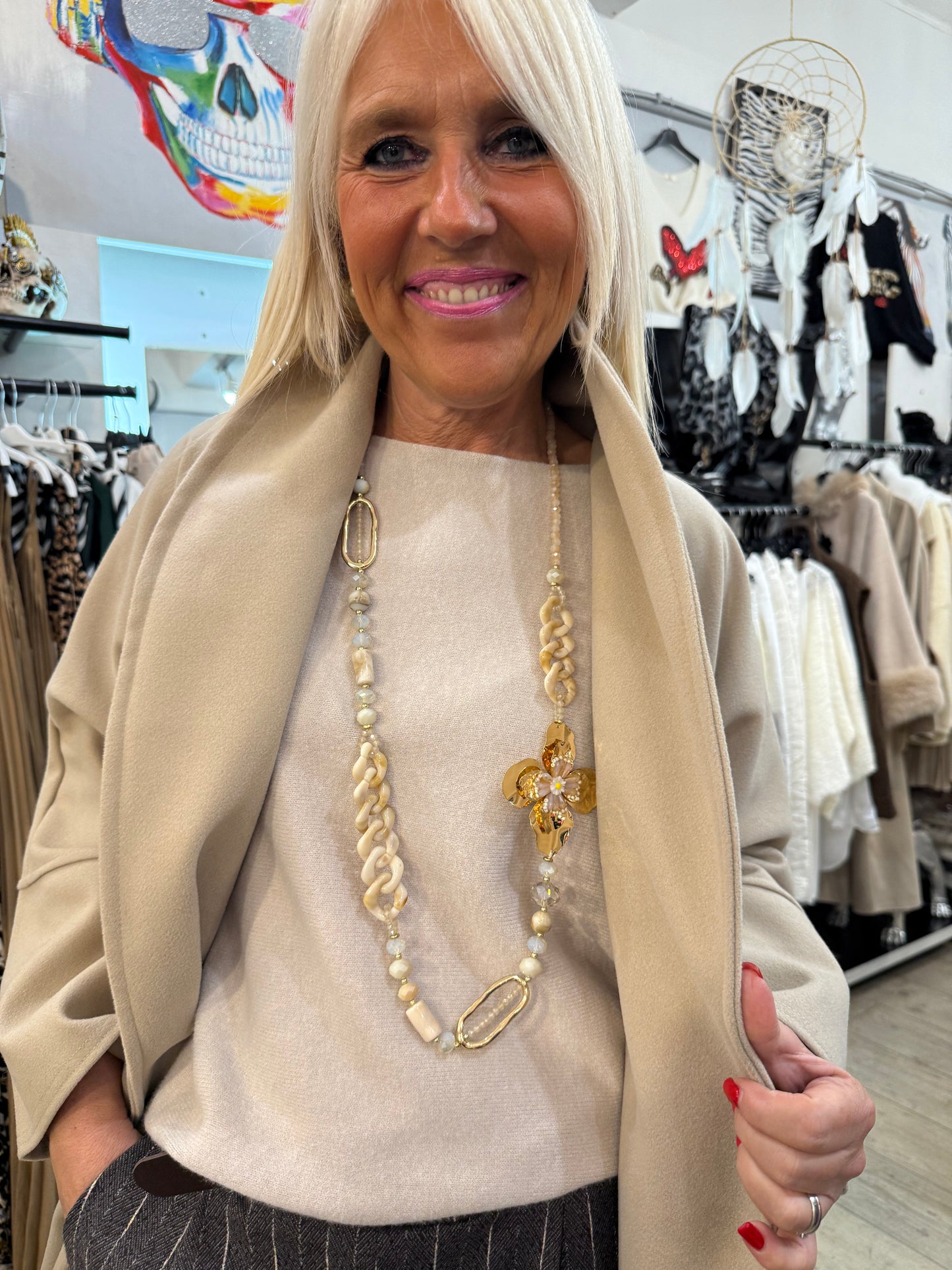 Sautoir fleur beige