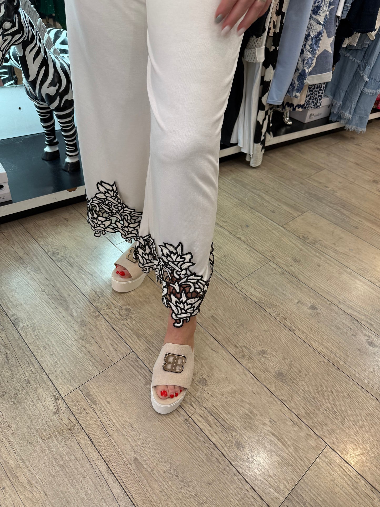 Pantalon blanc brodée noir