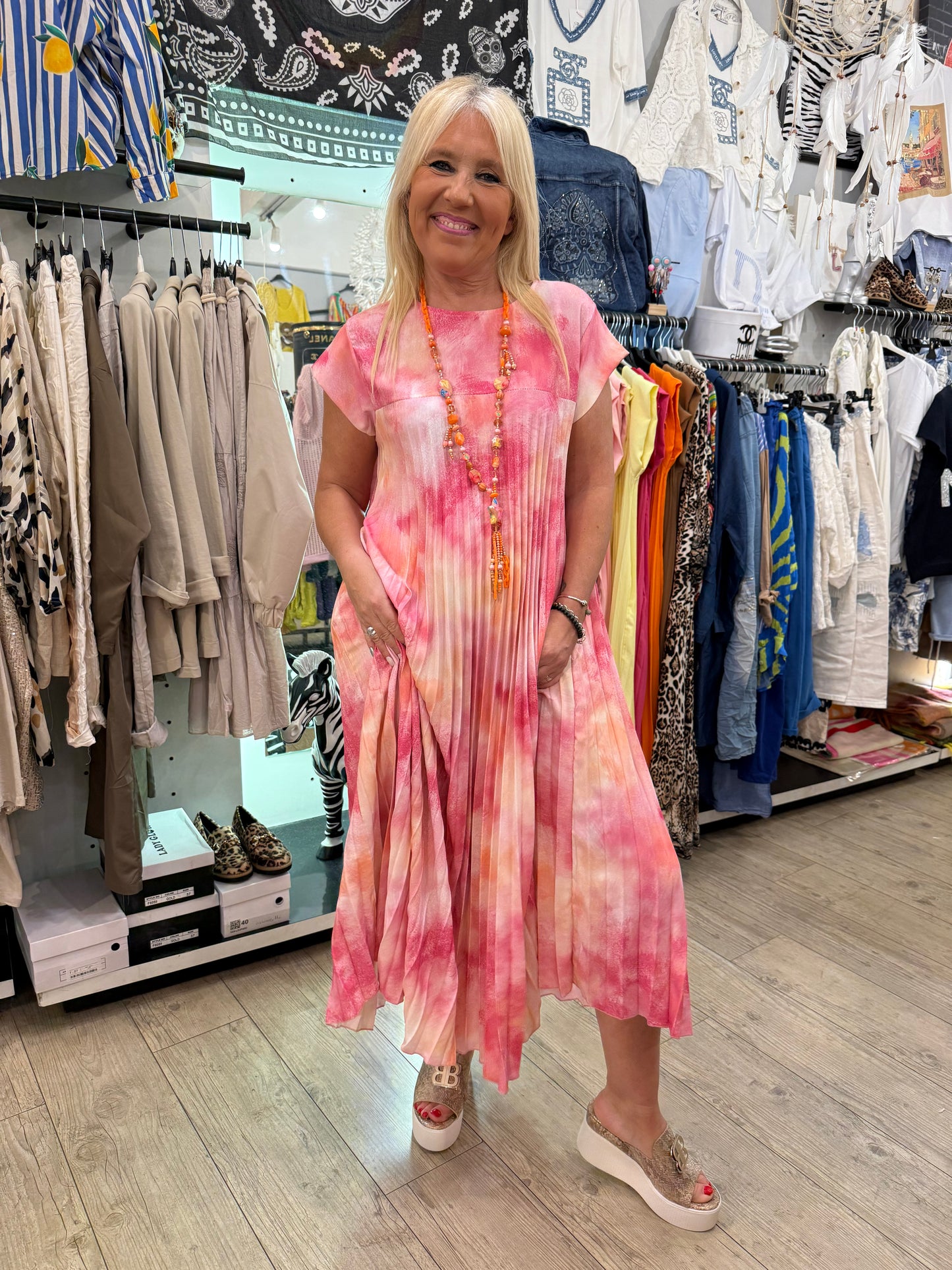 Robe plissée rose marbrée