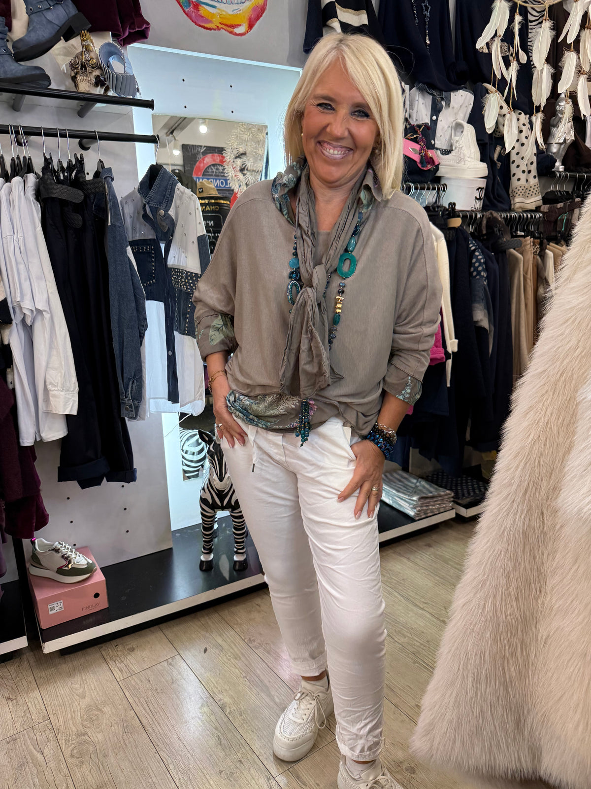 Chemise fleurie taupe (pull)