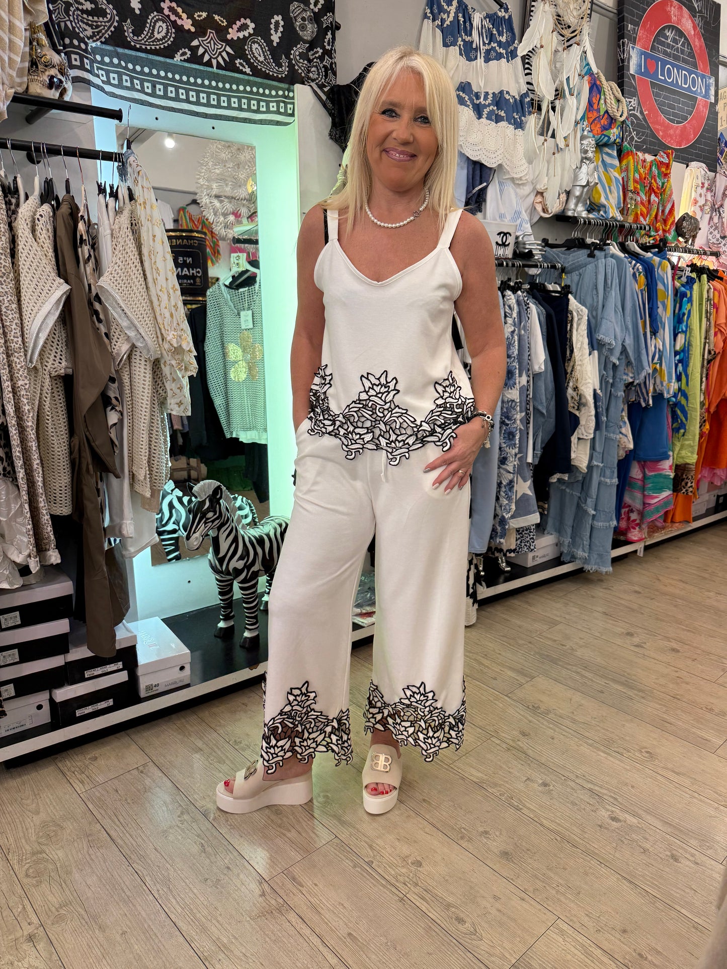 Pantalon blanc brodée noir