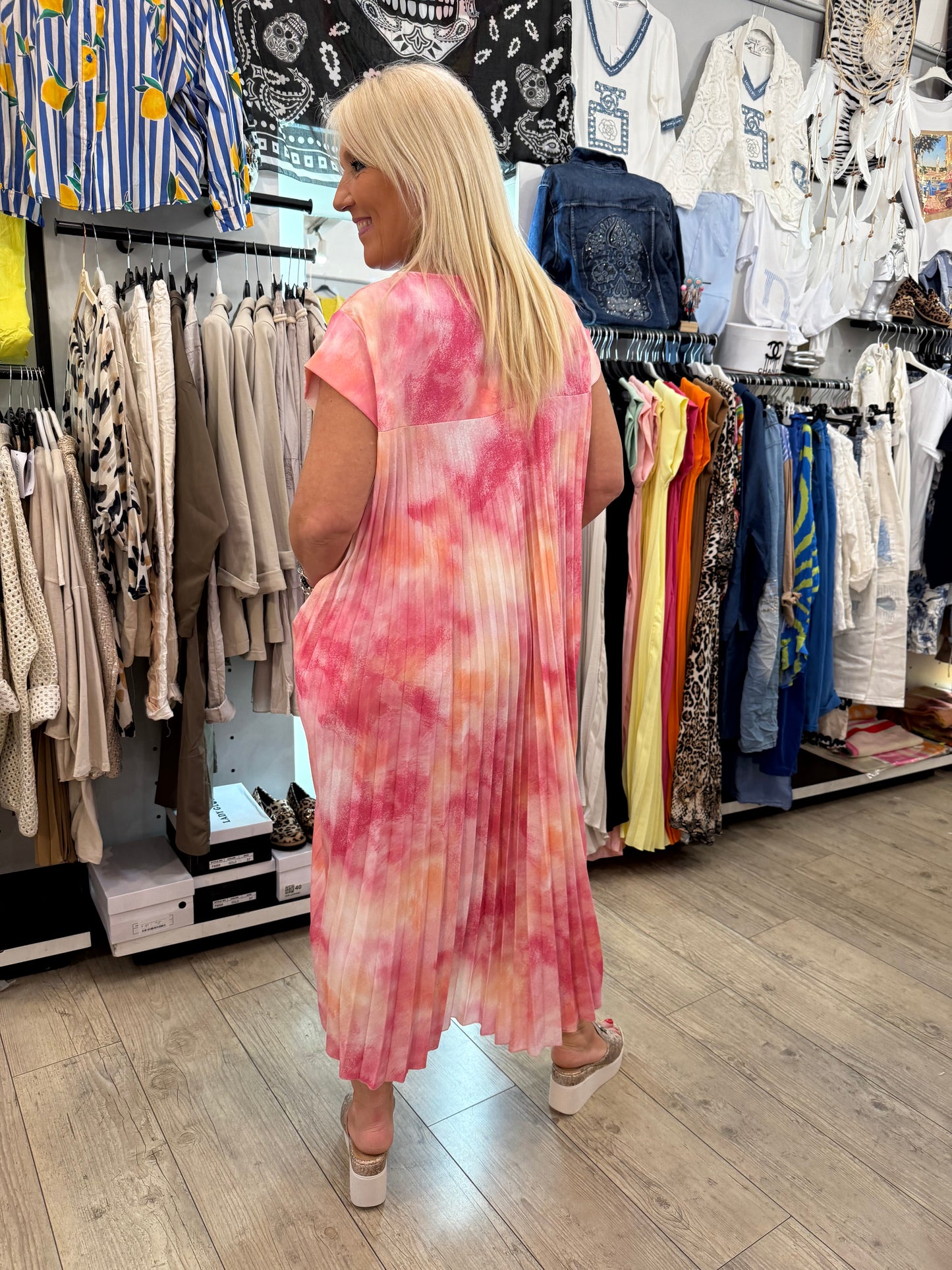 Robe plissée rose marbrée