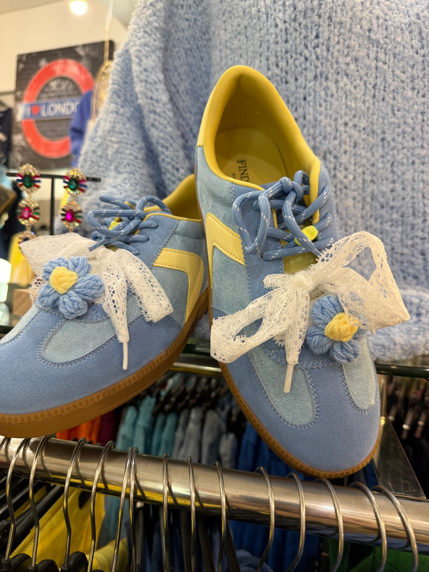 Baskets bleues et jaunes