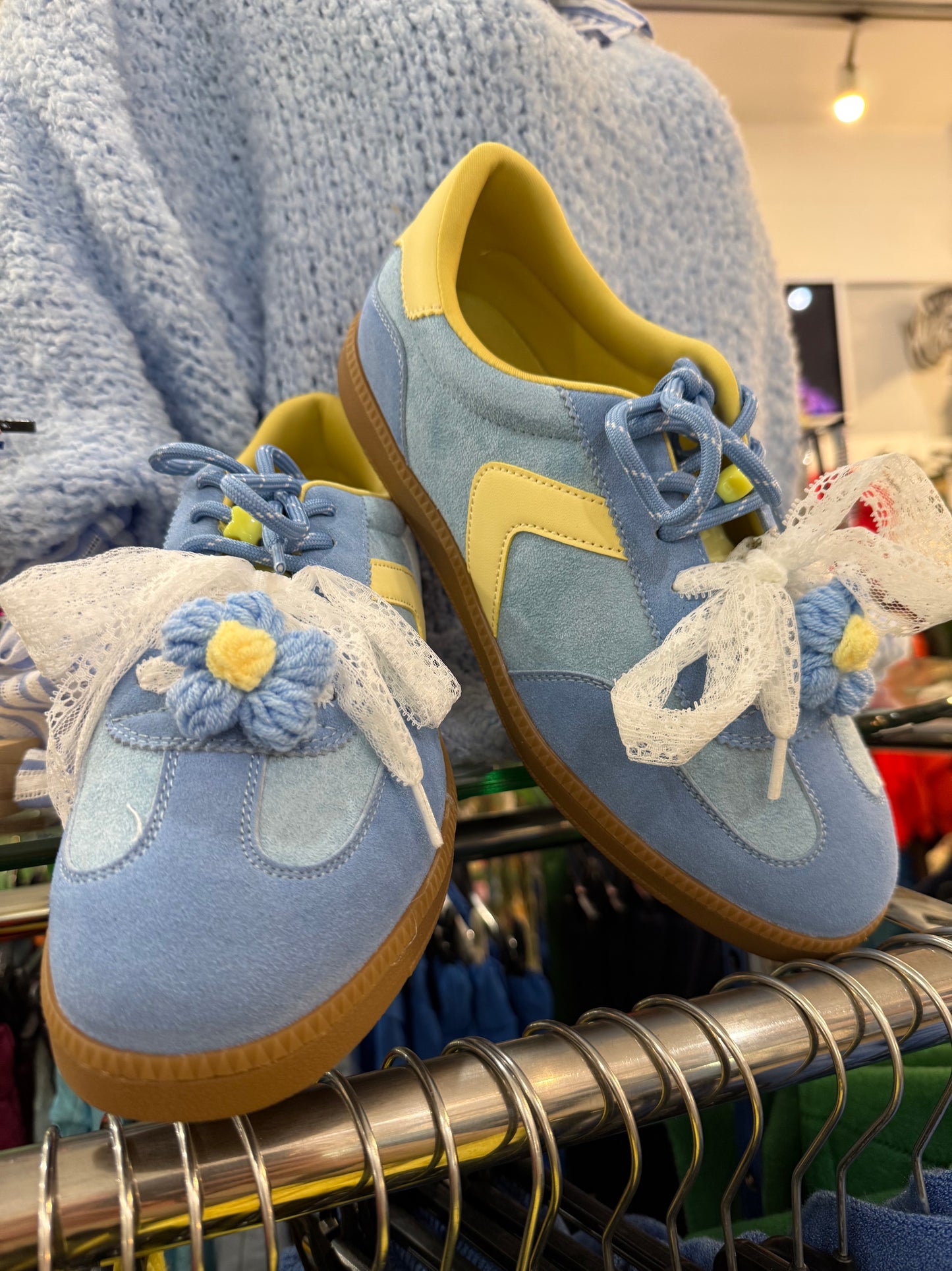 Baskets bleues et jaunes