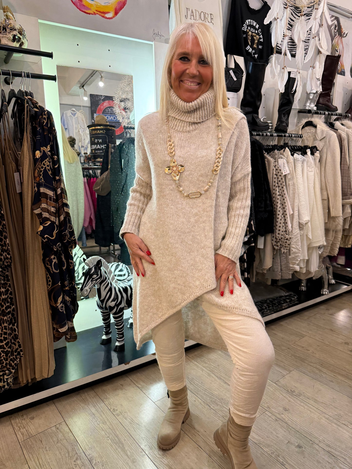 Pull col roulé beige