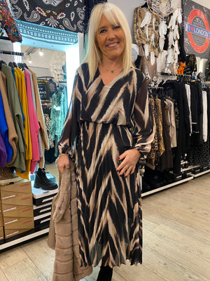 Robe longue beige et noire