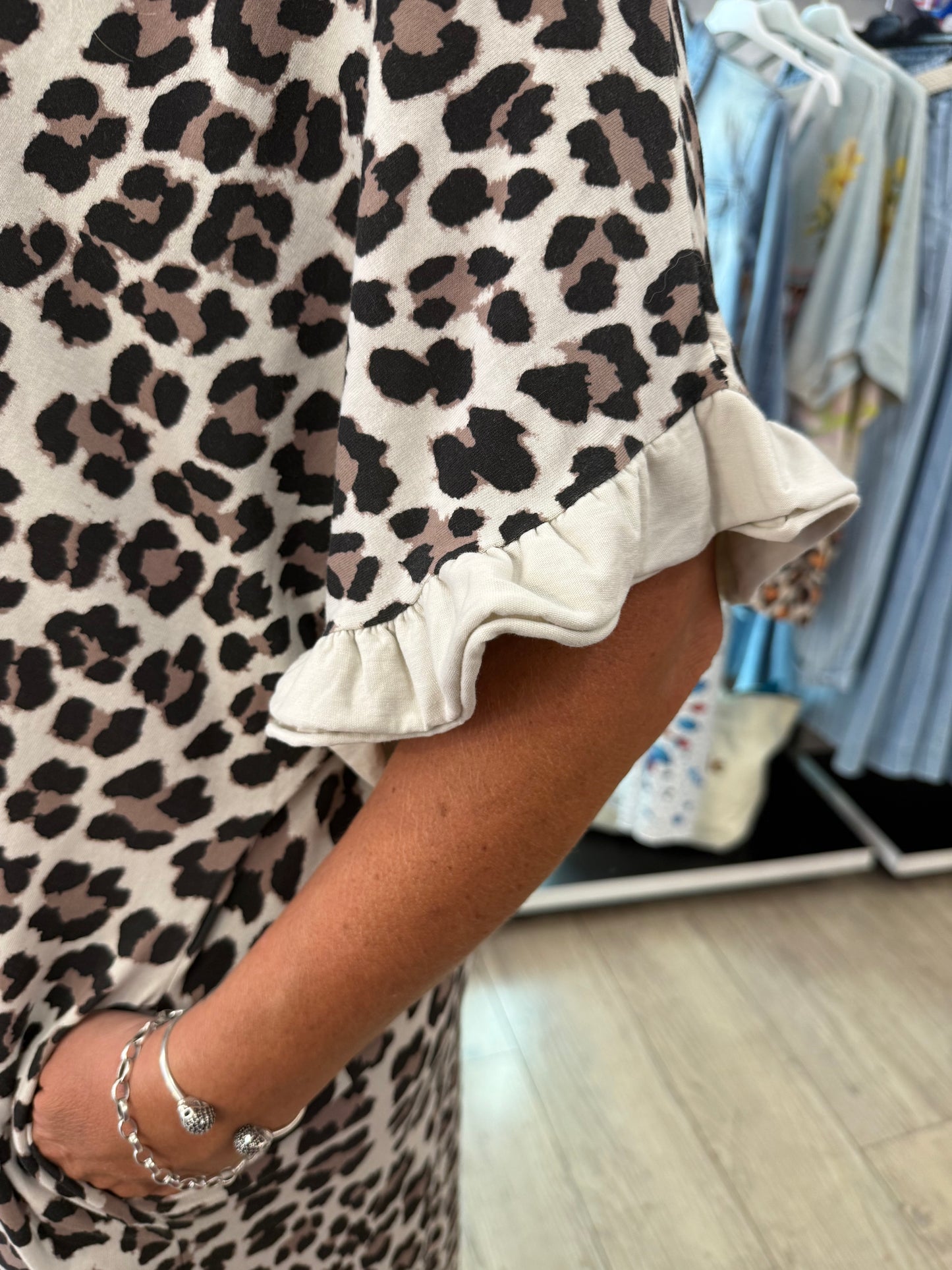 Robe léopard froufrou