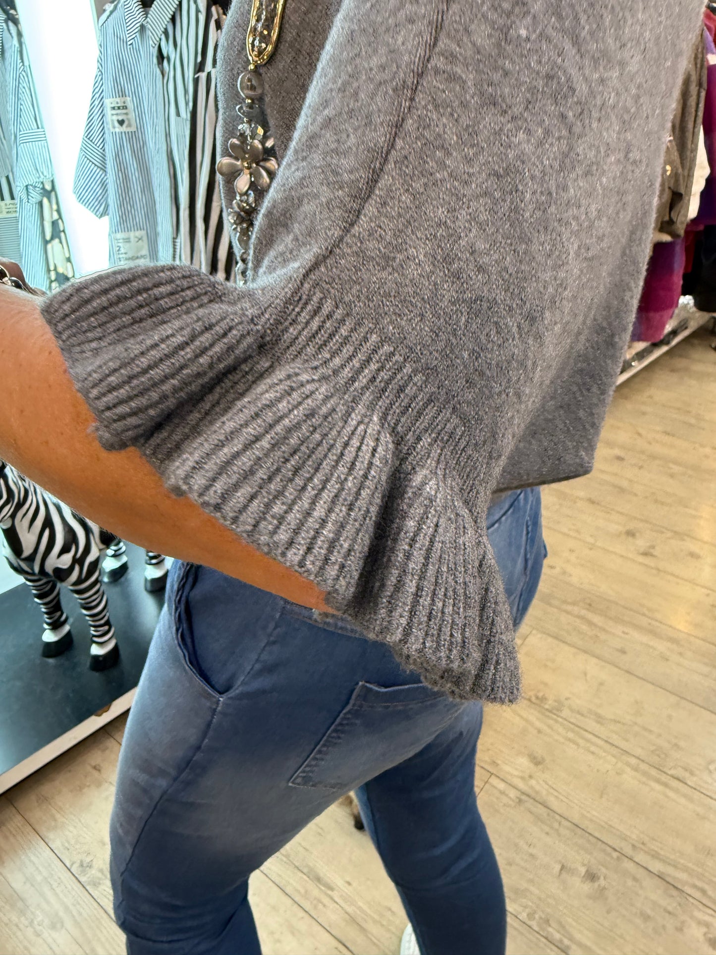 Pull froufrou gris
