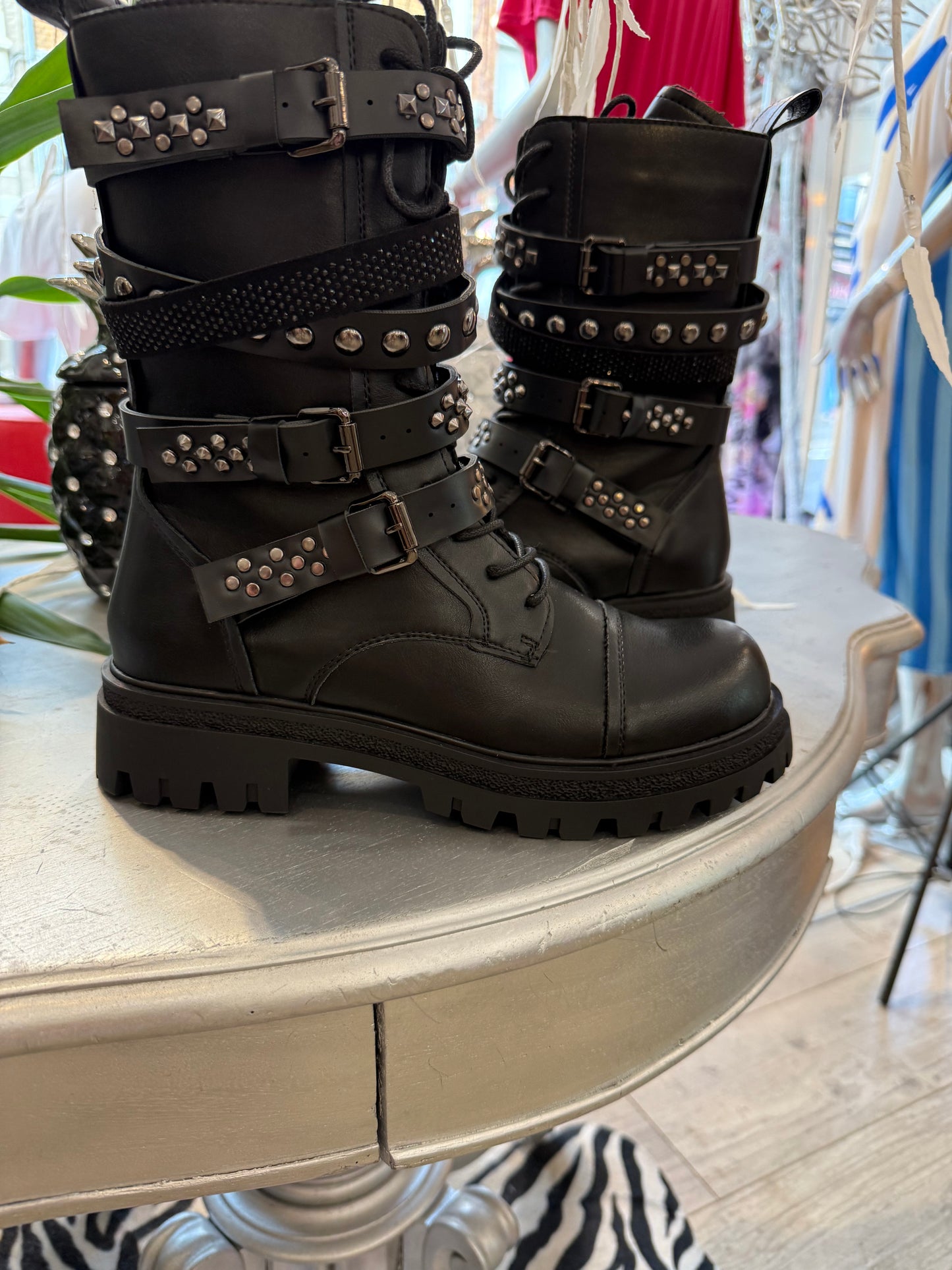 Boots noires boucles