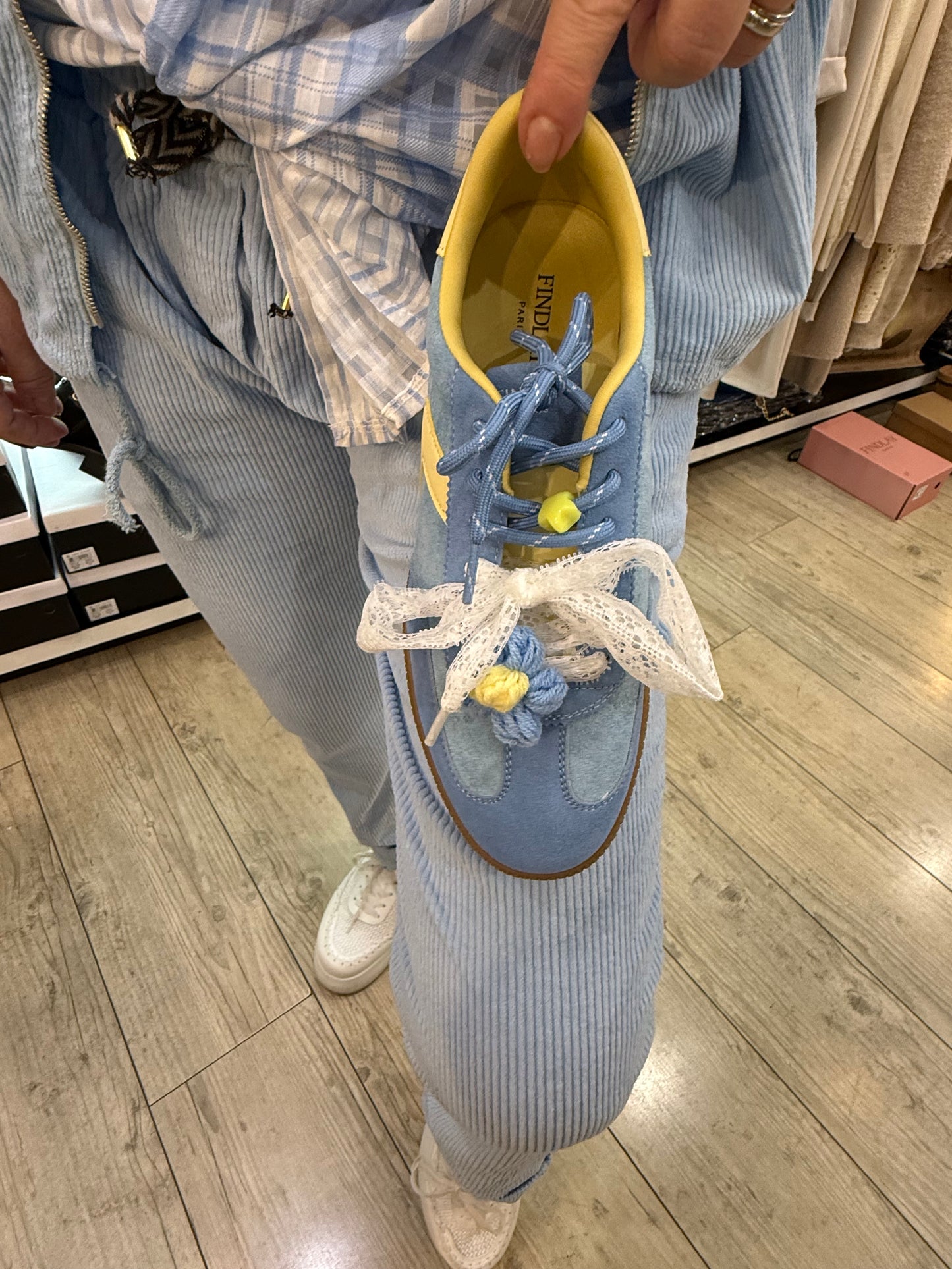Baskets bleues et jaunes