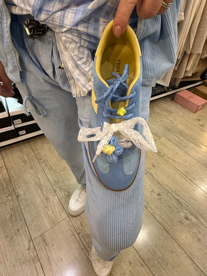 Baskets bleues et jaunes