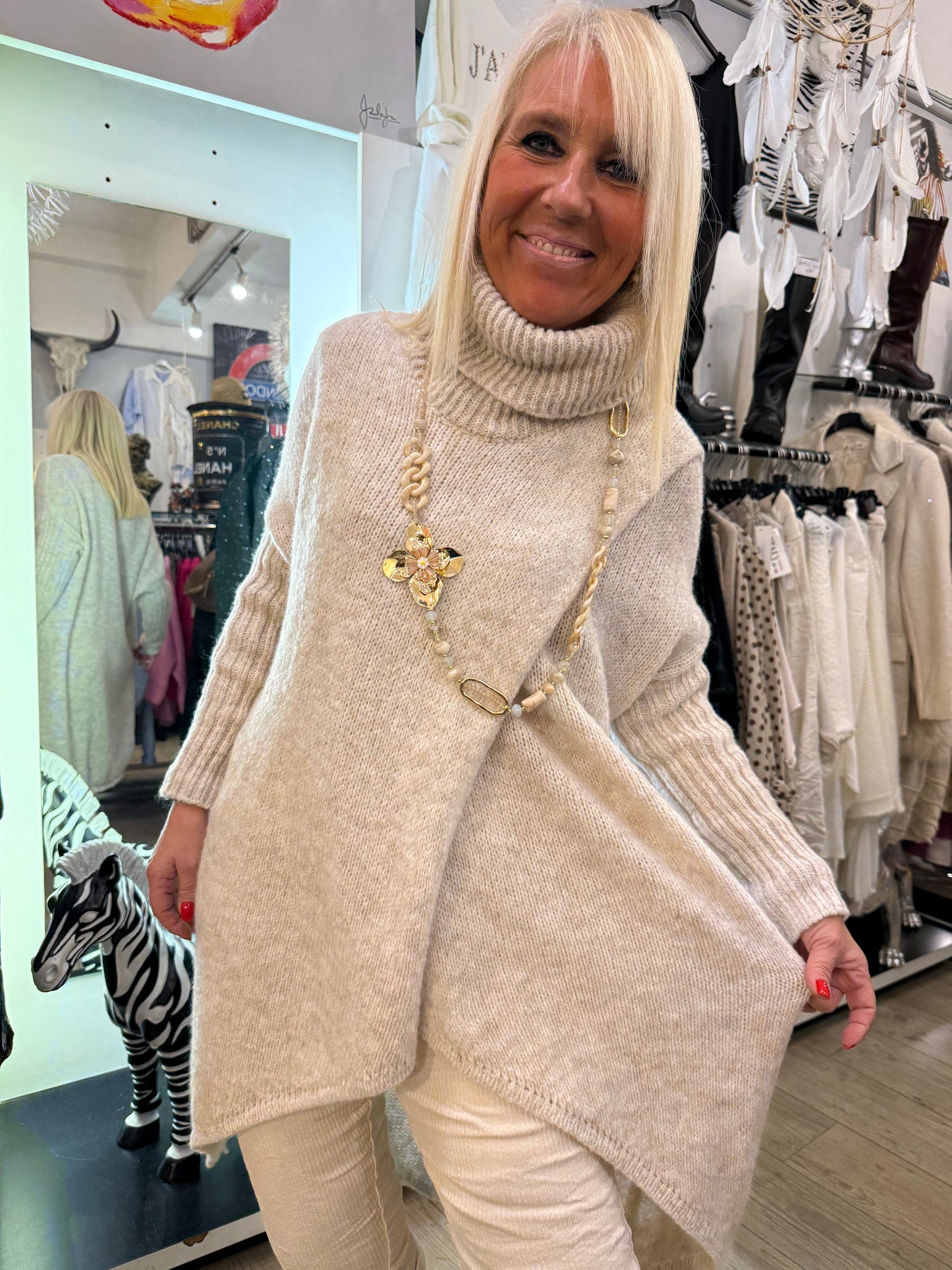 Pull col roulé beige