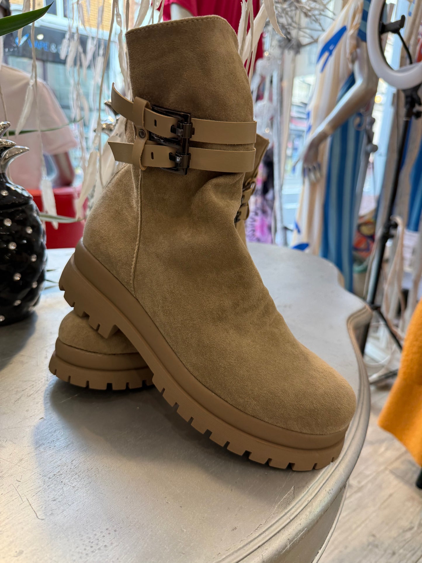 Boots boucles beige