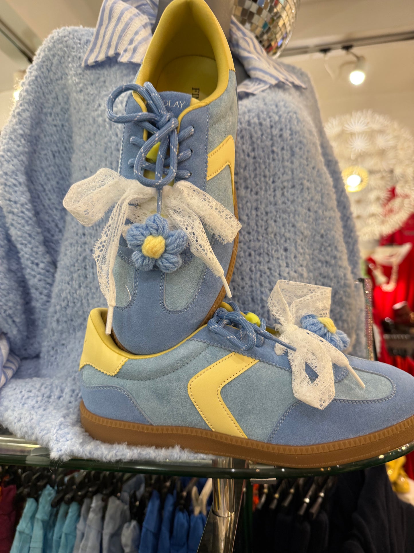Baskets bleues et jaunes