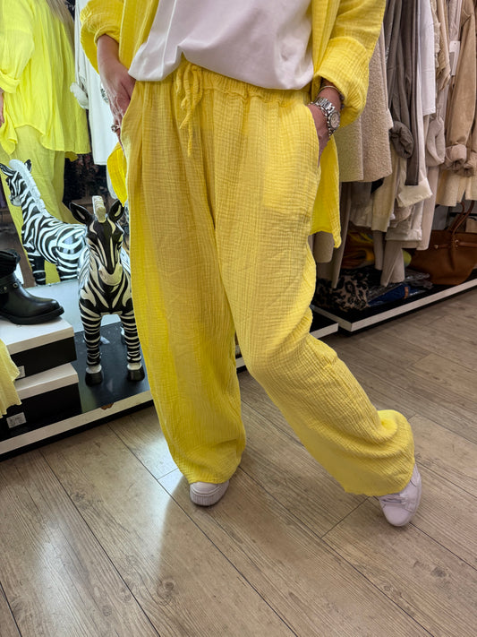 Pantalon gaz de coton jaune