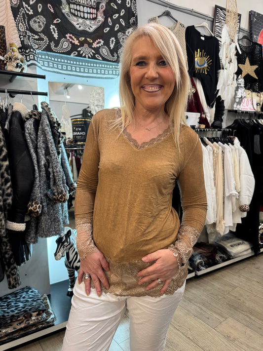 Top dentelle camel