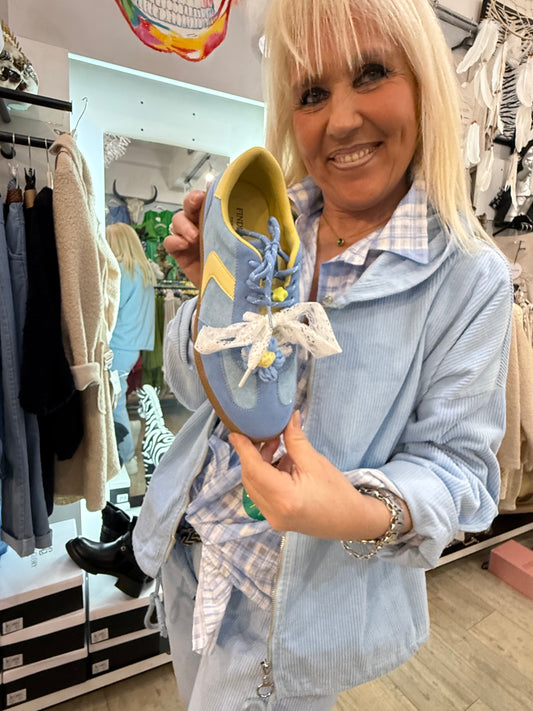 Baskets bleues et jaunes