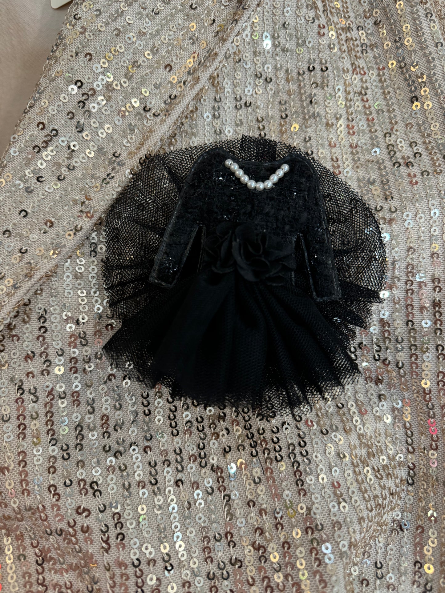 Broche noire tulle