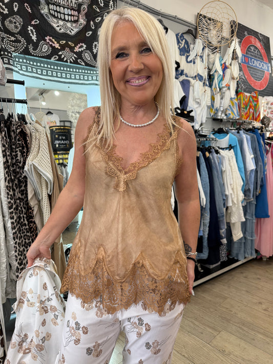 Top dentelle camel