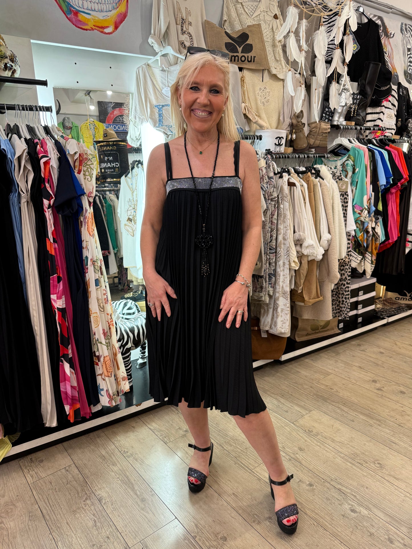 Robe plissée strass noire