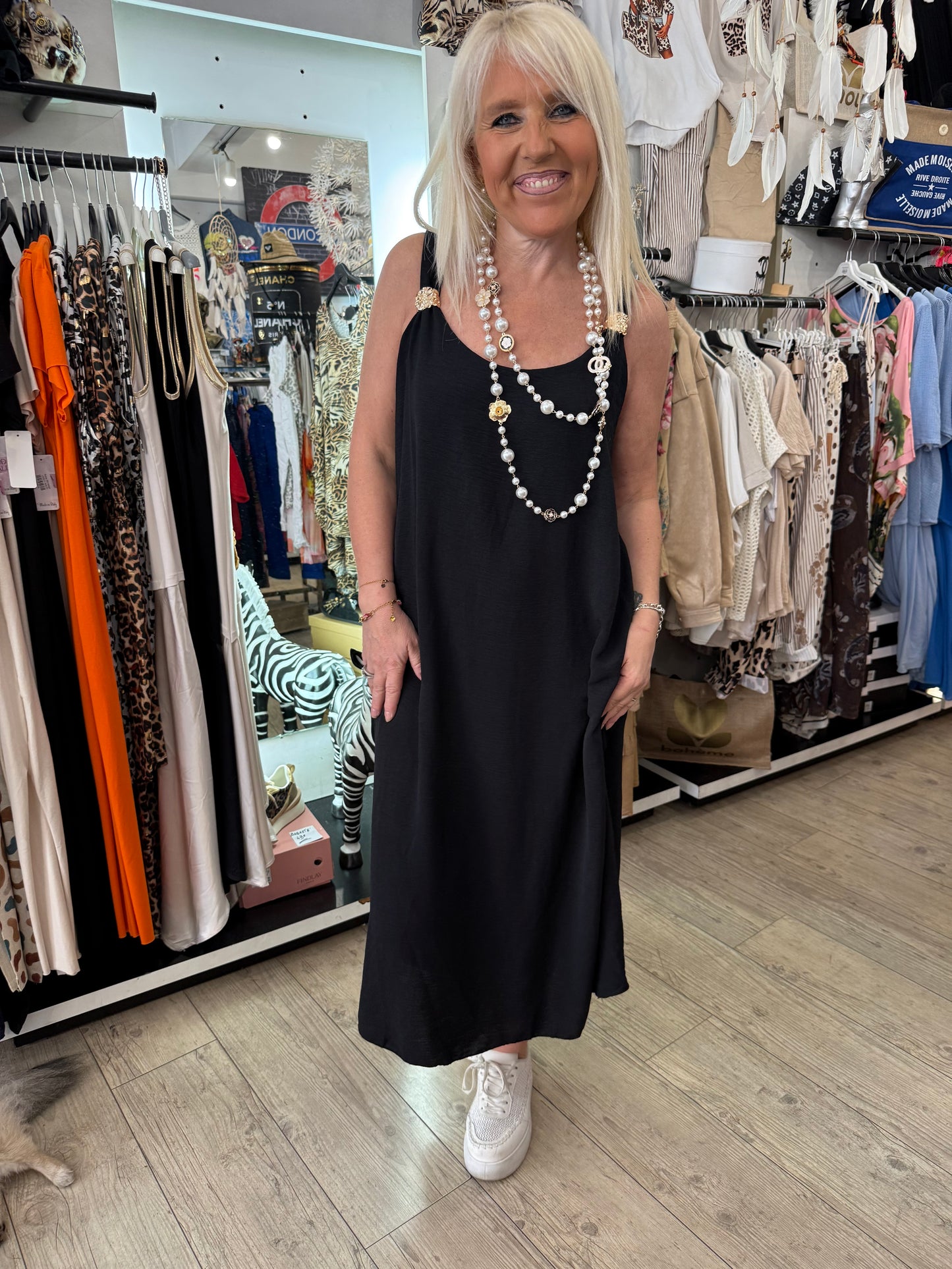 Robe noire bijoux