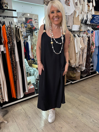 Robe noire bijoux