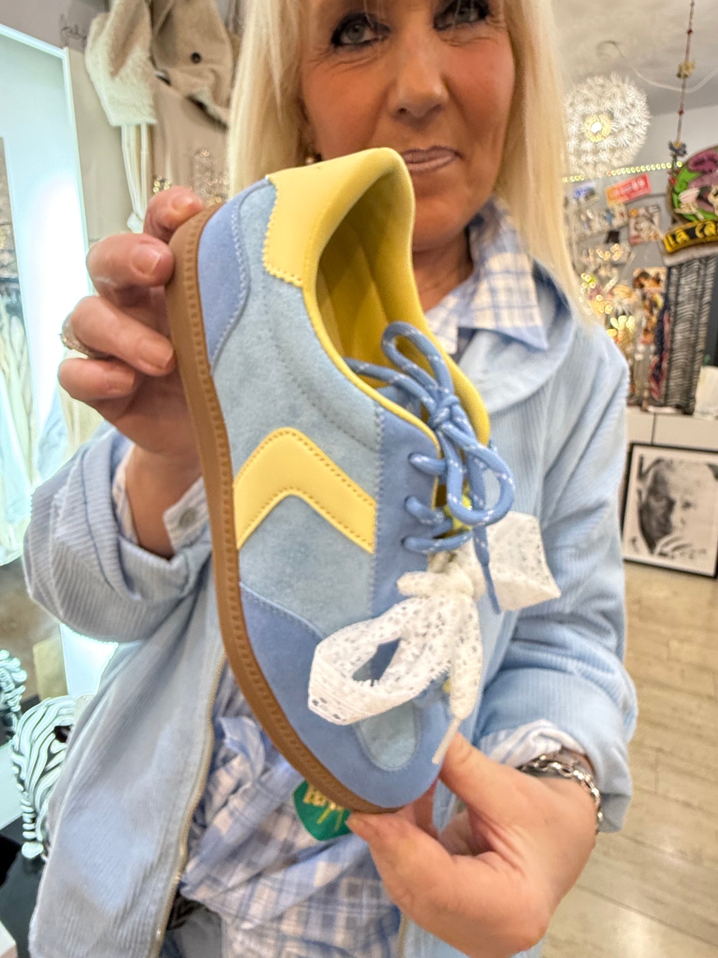 Baskets bleues et jaunes