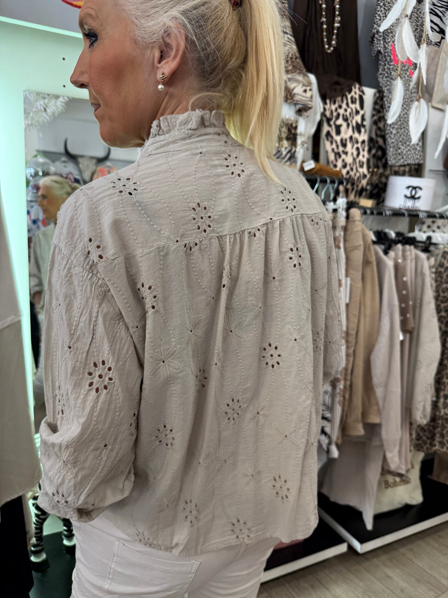 Chemise brodée beige
