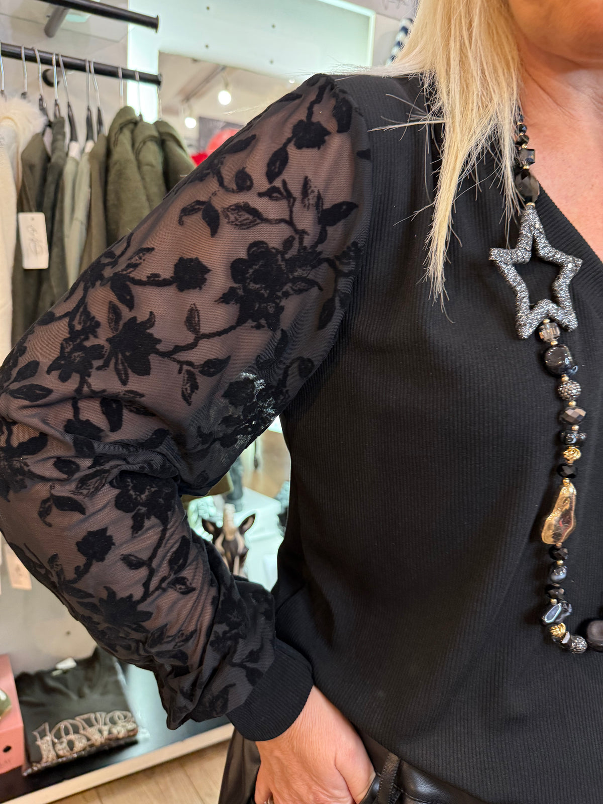 Pull noir résille bras