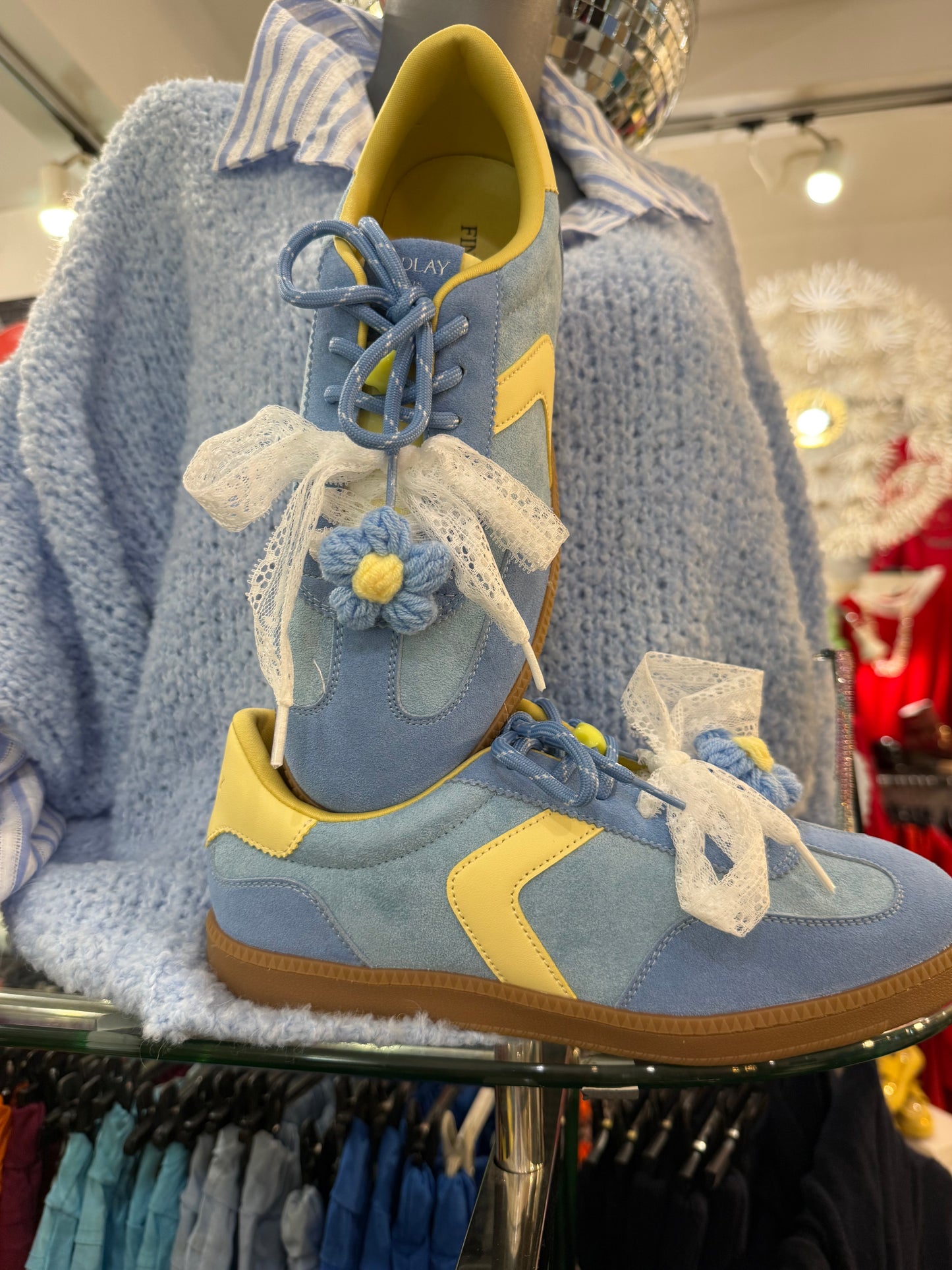 Baskets bleues et jaunes