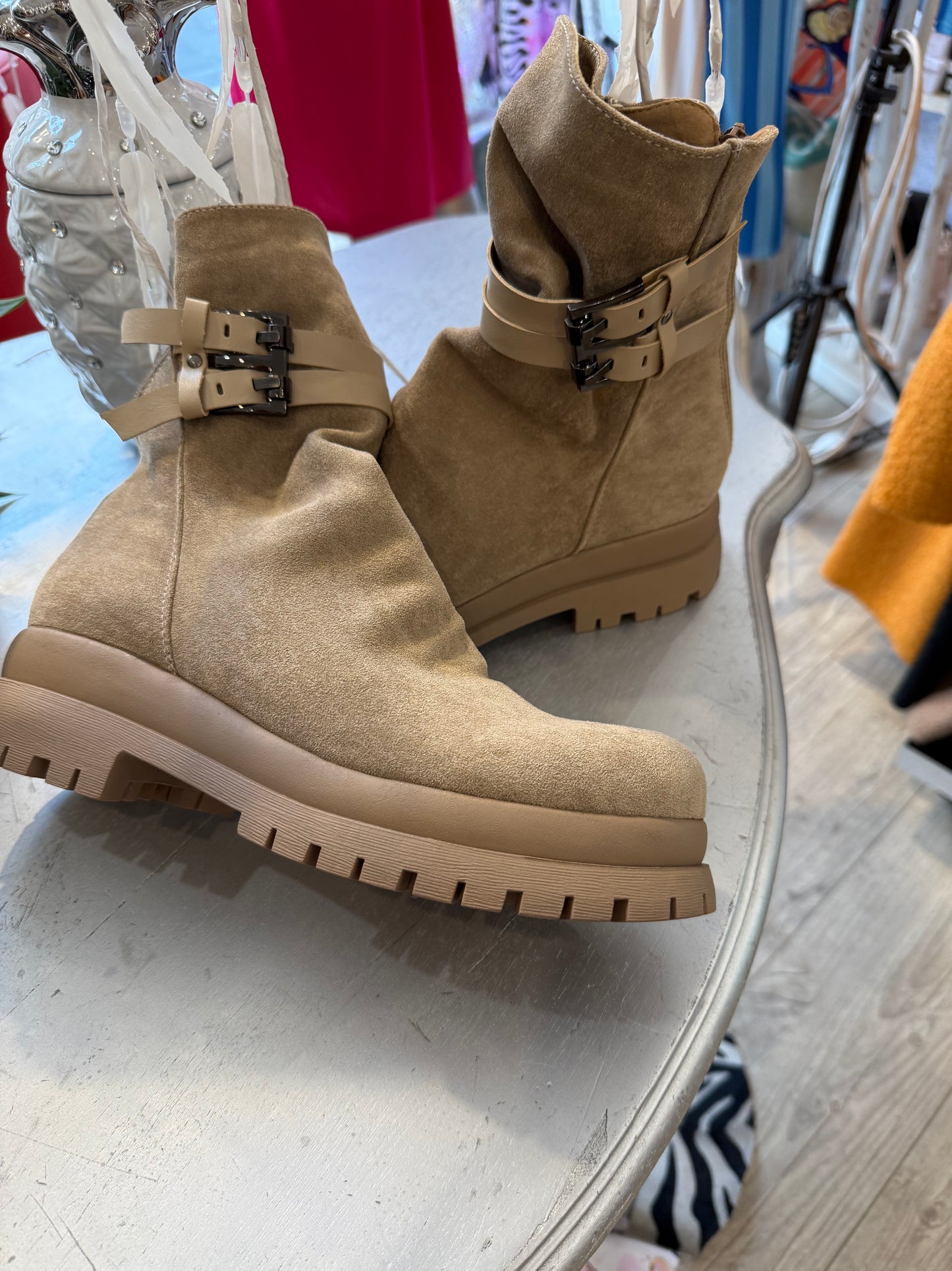 Boots boucles beige