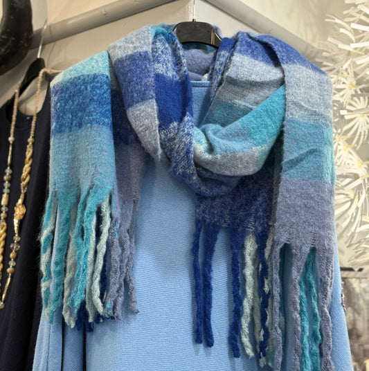 Echarpe bleue écossaise
