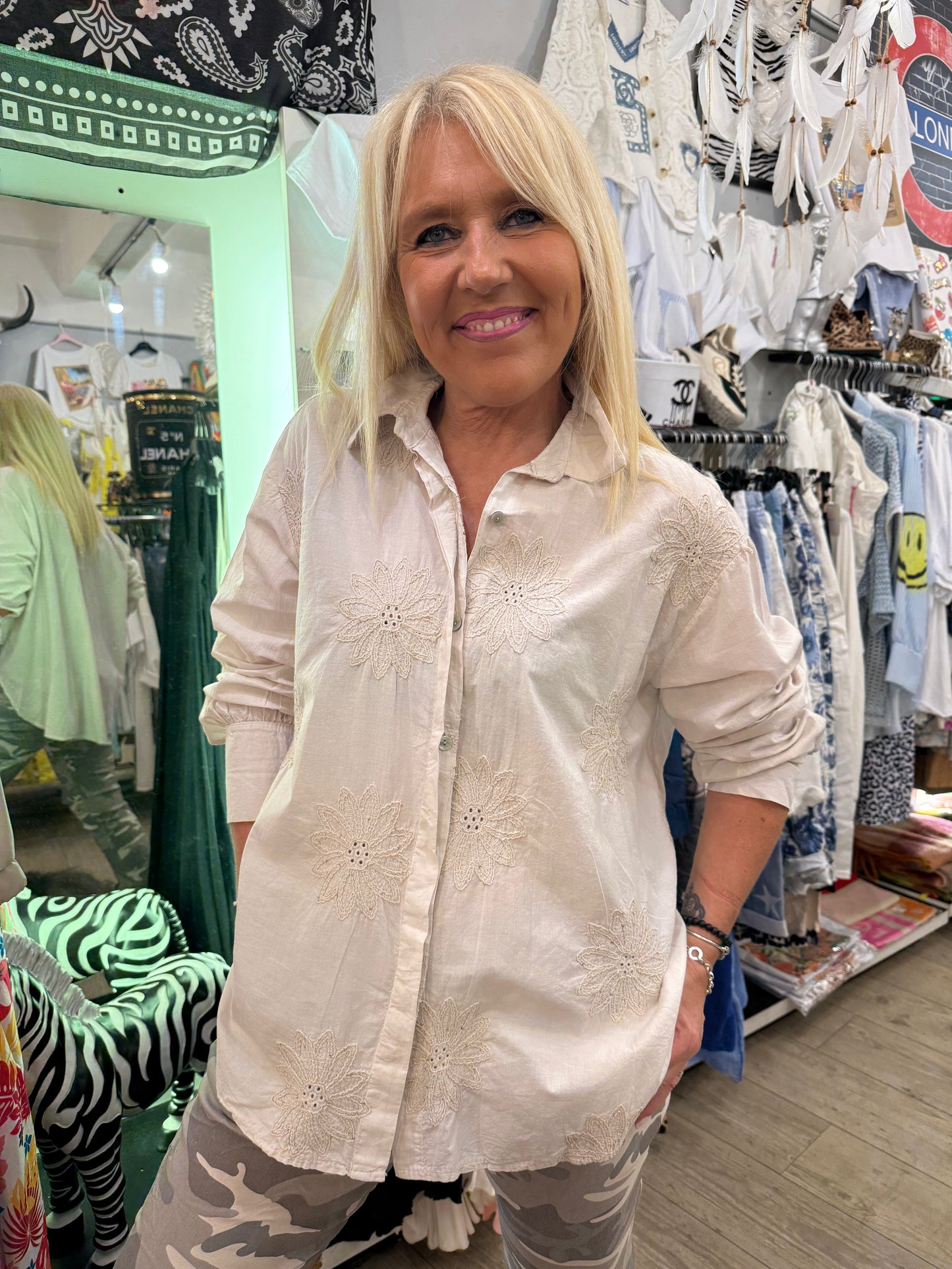 Chemise beige brodée