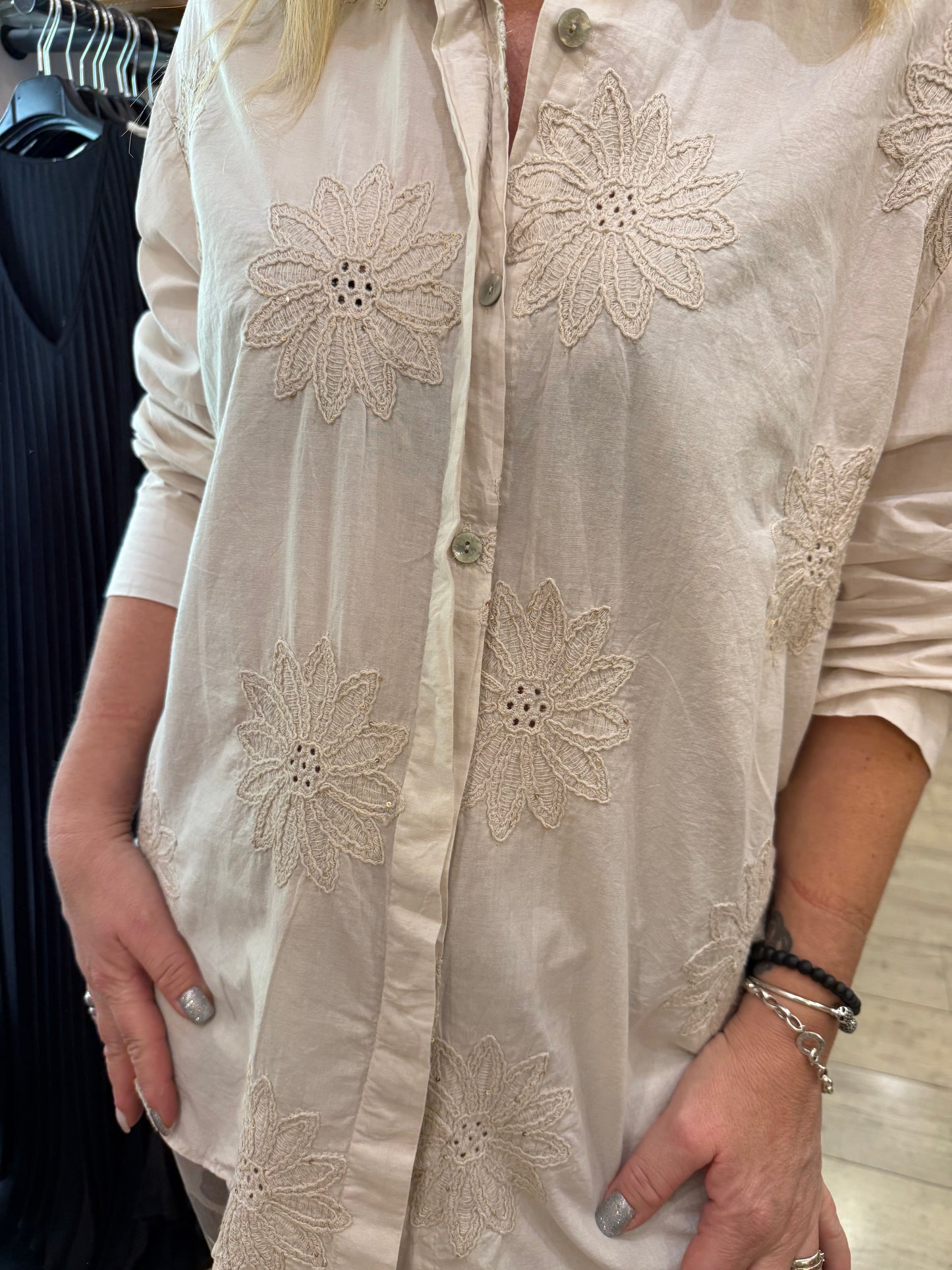 Chemise beige brodée