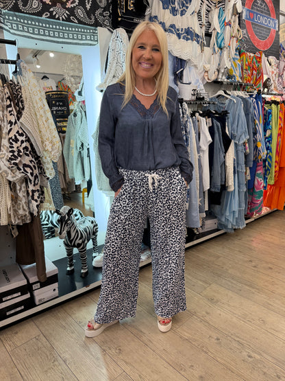 Top dentelle bleu jean poignet dentelle