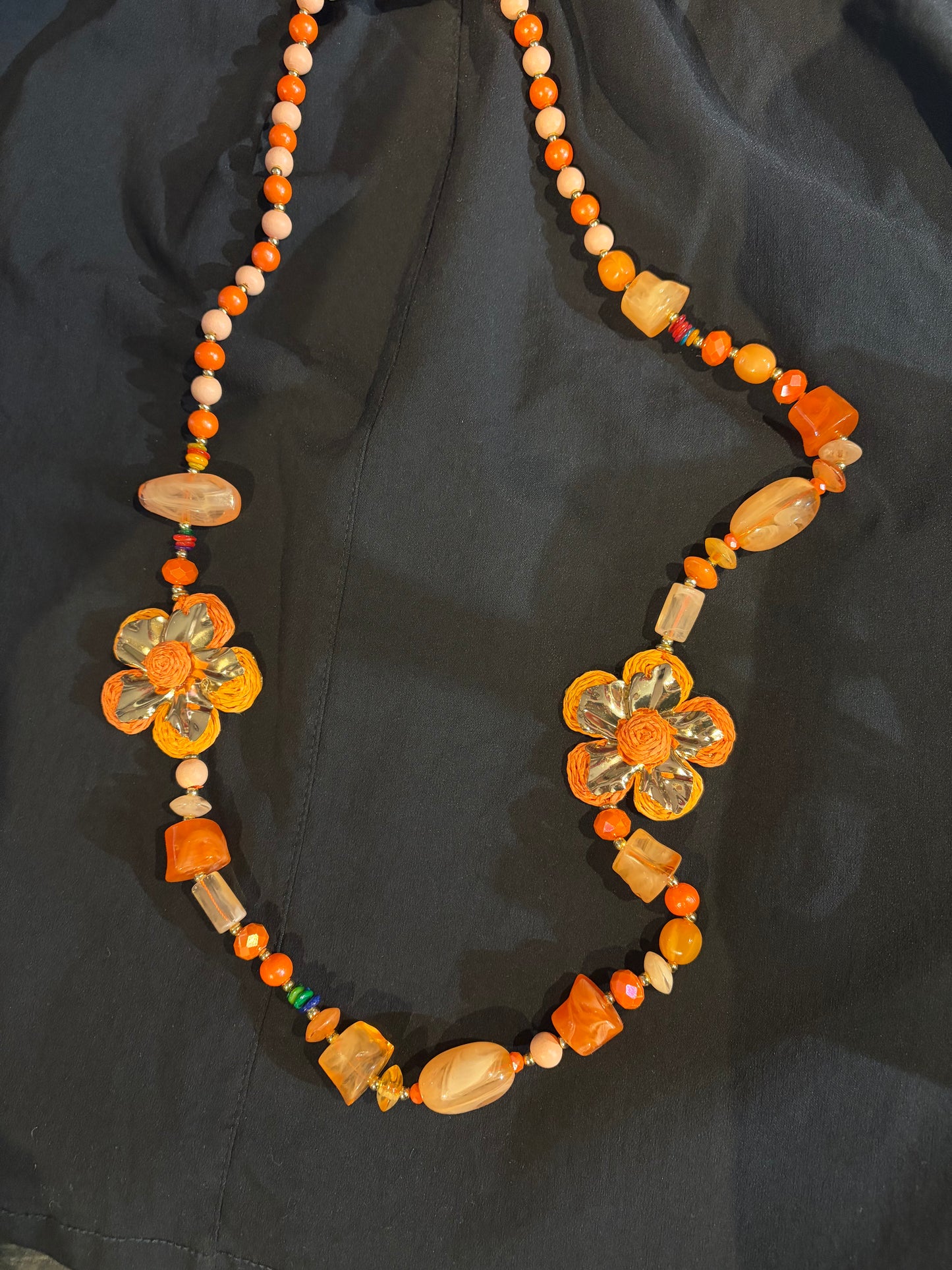Sautoir fleur orange