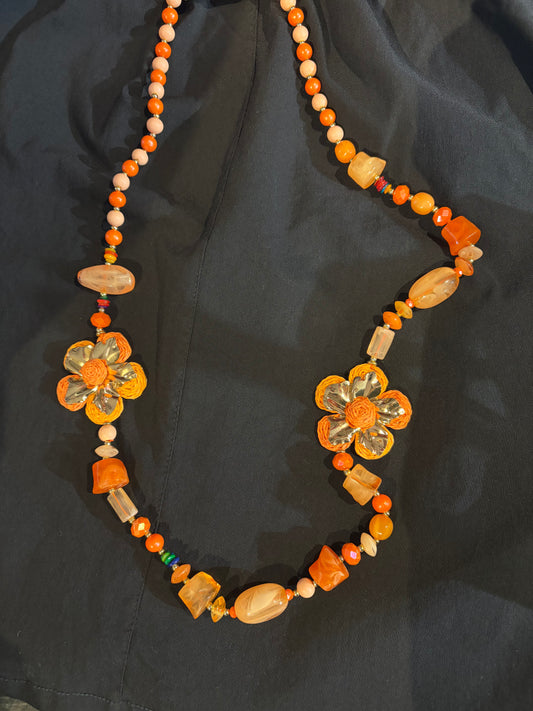 Sautoir fleur orange